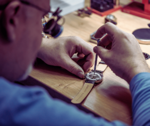 Mechaninio laikrodžio priežiūra: kada ji iš tikrųjų reikalinga?